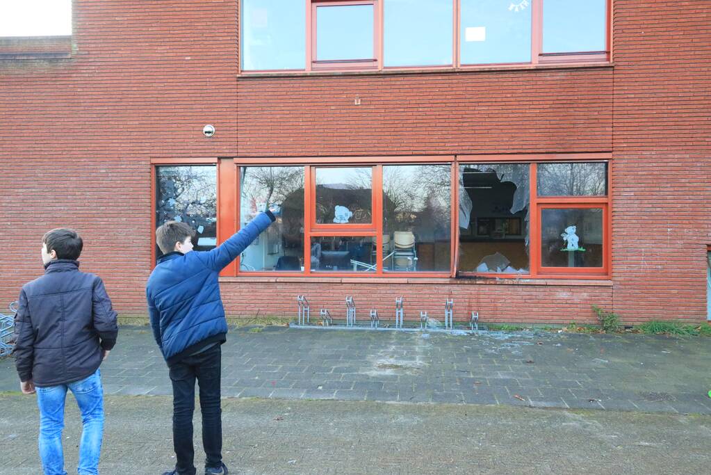 Ruit basisschool Zwaluwenest opgeblazen  door vuurwerk