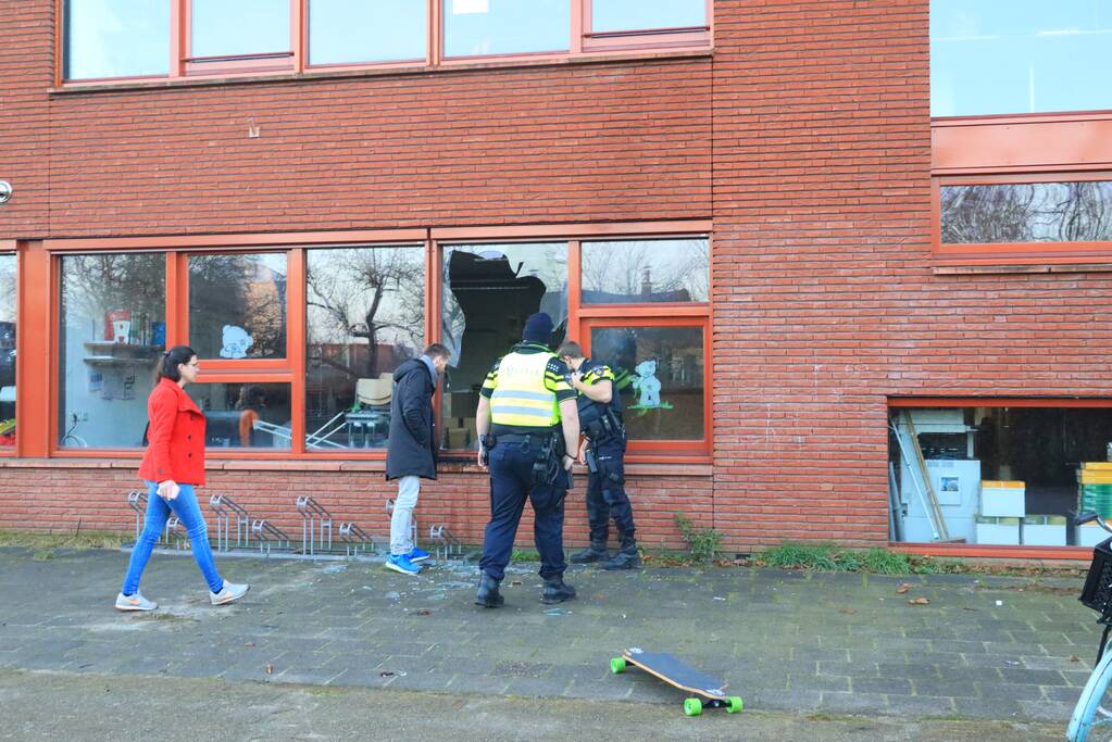 Ruit basisschool Zwaluwenest opgeblazen  door vuurwerk