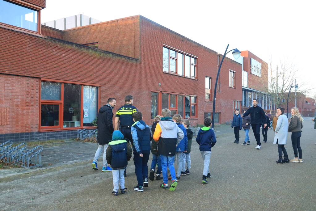 Ruit basisschool Zwaluwenest opgeblazen  door vuurwerk