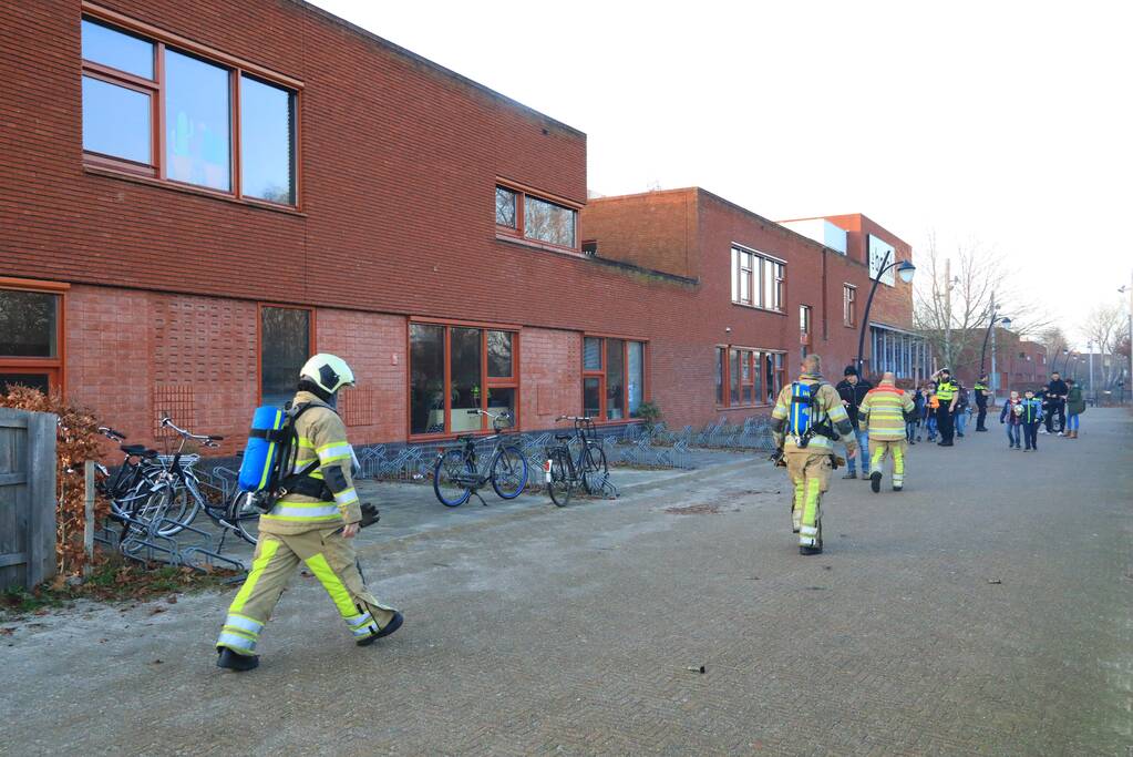 Ruit basisschool Zwaluwenest opgeblazen  door vuurwerk