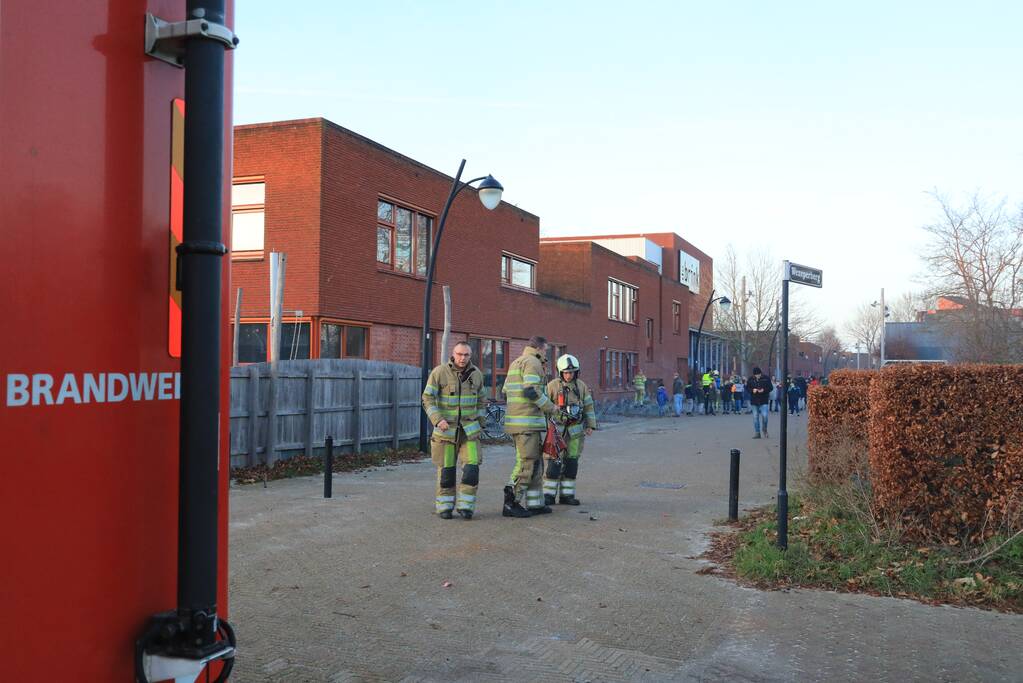 Ruit basisschool Zwaluwenest opgeblazen  door vuurwerk