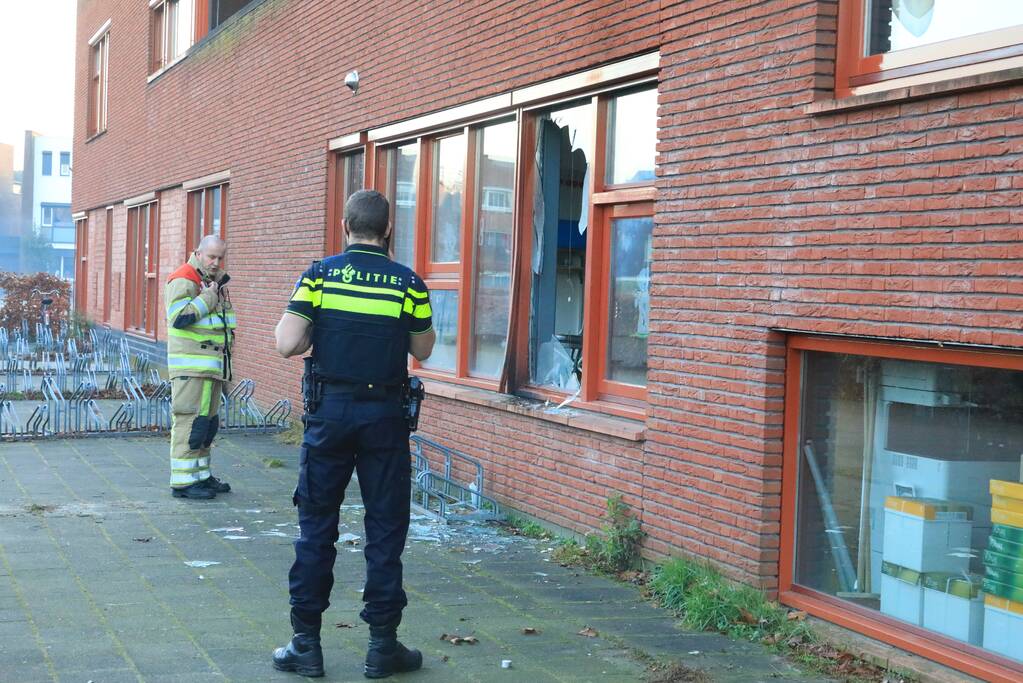 Ruit basisschool Zwaluwenest opgeblazen  door vuurwerk