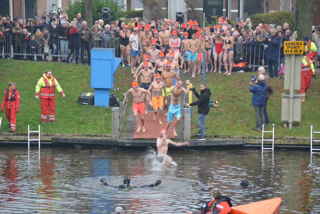 Veel toeschouwers bij nieuwjaarsduik