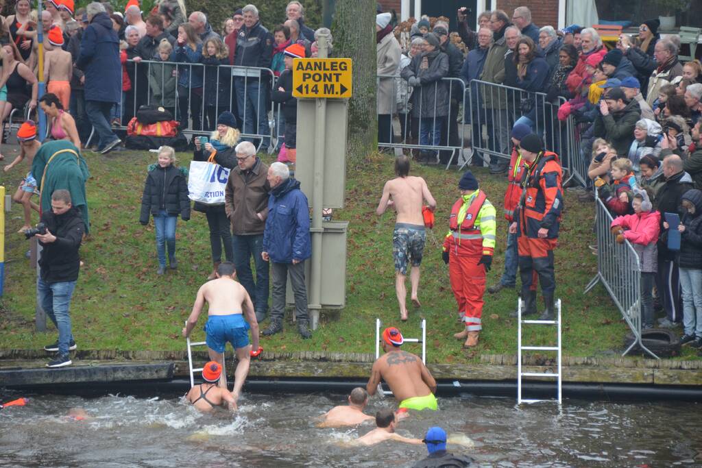 Veel toeschouwers bij nieuwjaarsduik