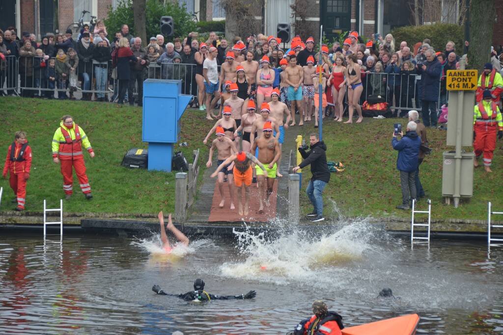 Veel toeschouwers bij nieuwjaarsduik