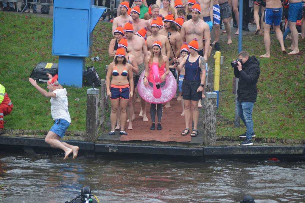 Veel toeschouwers bij nieuwjaarsduik