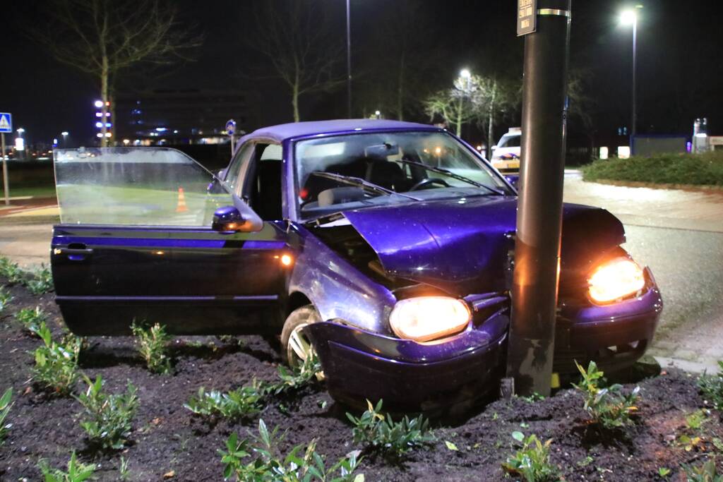 Minderjarige zonder rijbewijs verliest macht over het stuur en ramt lantaarnpaal