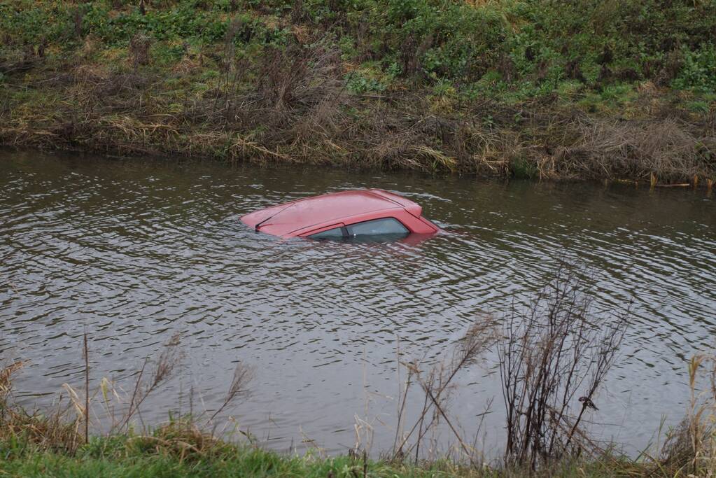 Opnieuw auto in de sloot op afrit