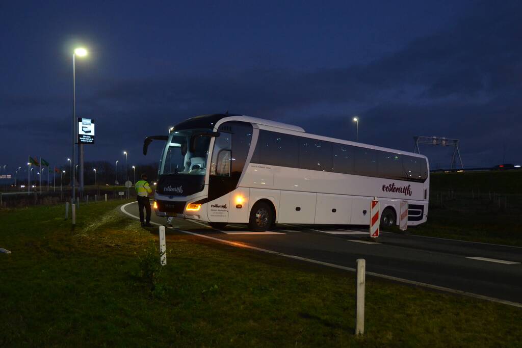 Flinke verkeershinder door vastgereden bus