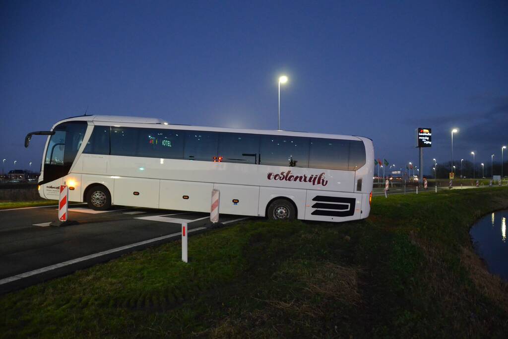 Flinke verkeershinder door vastgereden bus