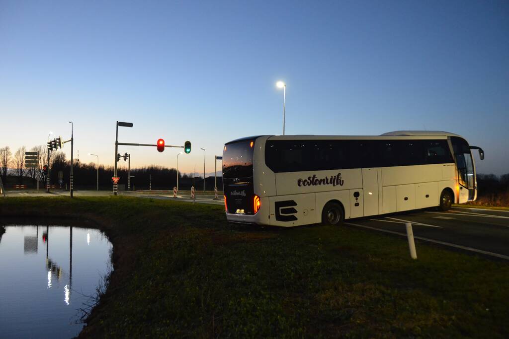 Flinke verkeershinder door vastgereden bus