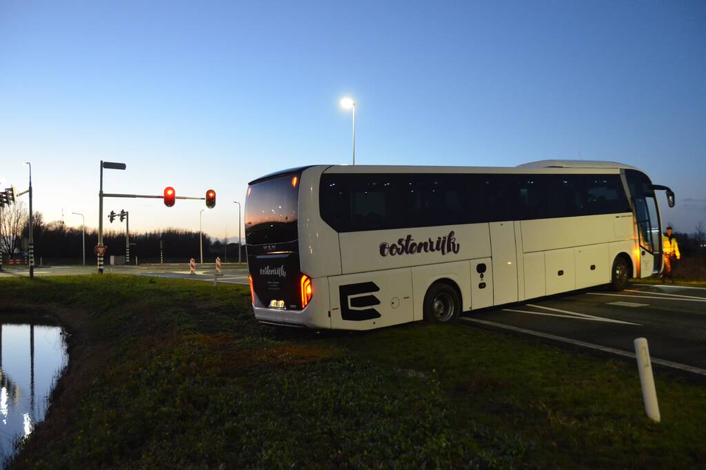 Flinke verkeershinder door vastgereden bus