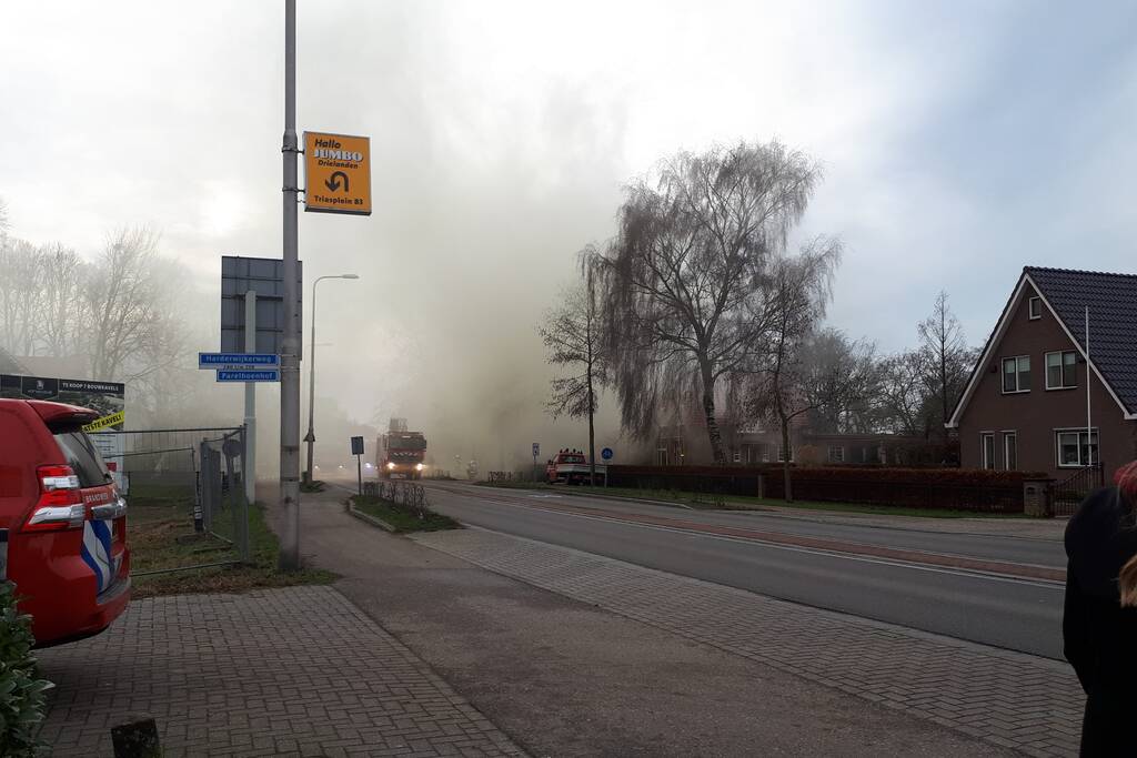 Flinke rookontwikkeling bij brand in rieten dak