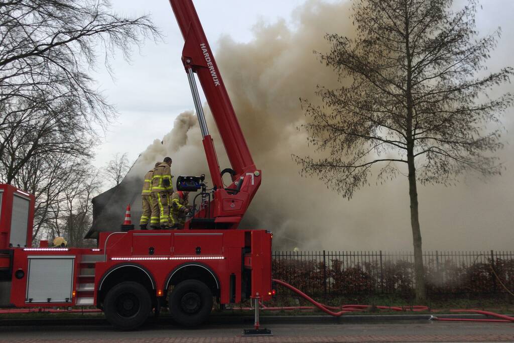 Flinke rookontwikkeling bij brand in rieten dak