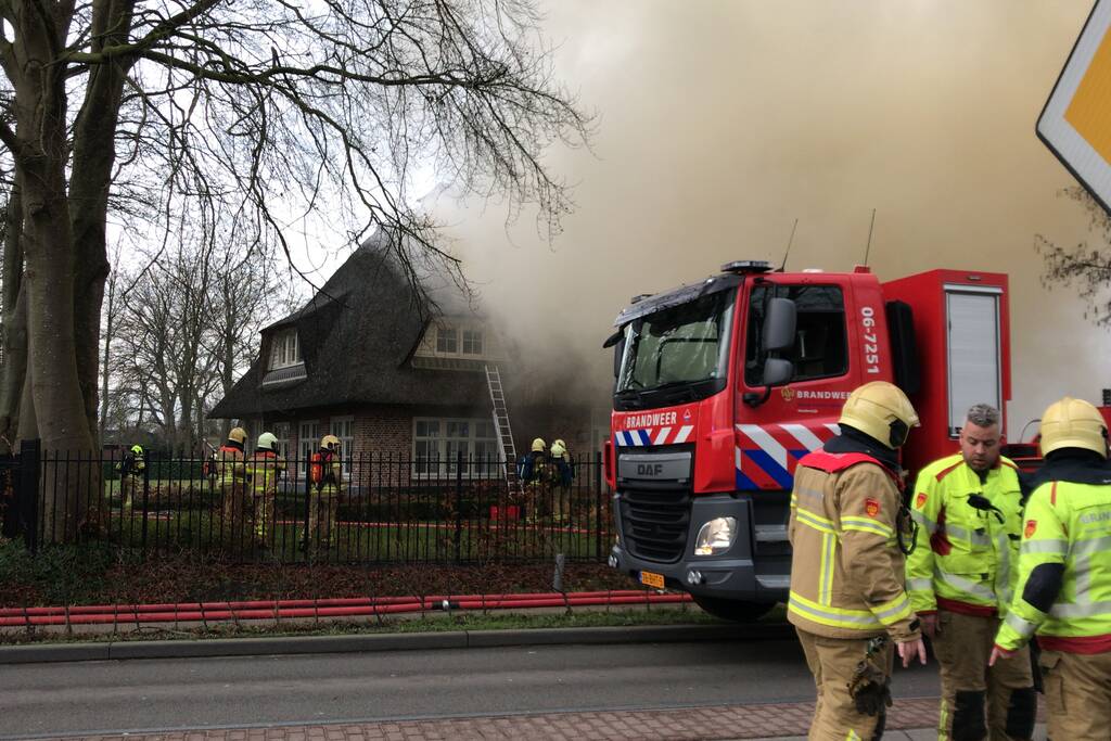 Flinke rookontwikkeling bij brand in rieten dak