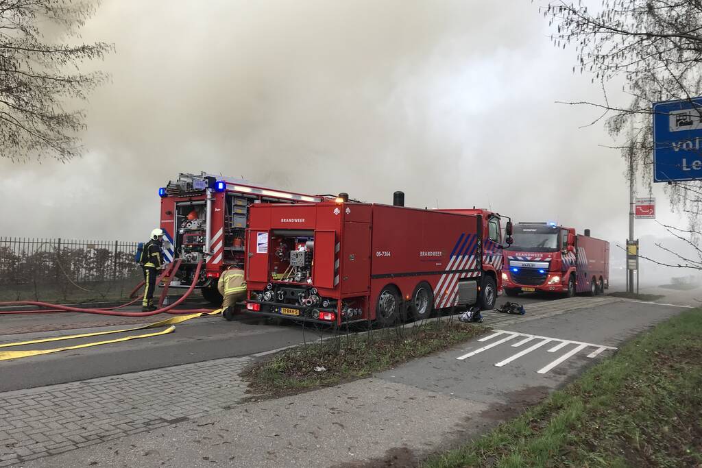 Flinke rookontwikkeling bij brand in rieten dak