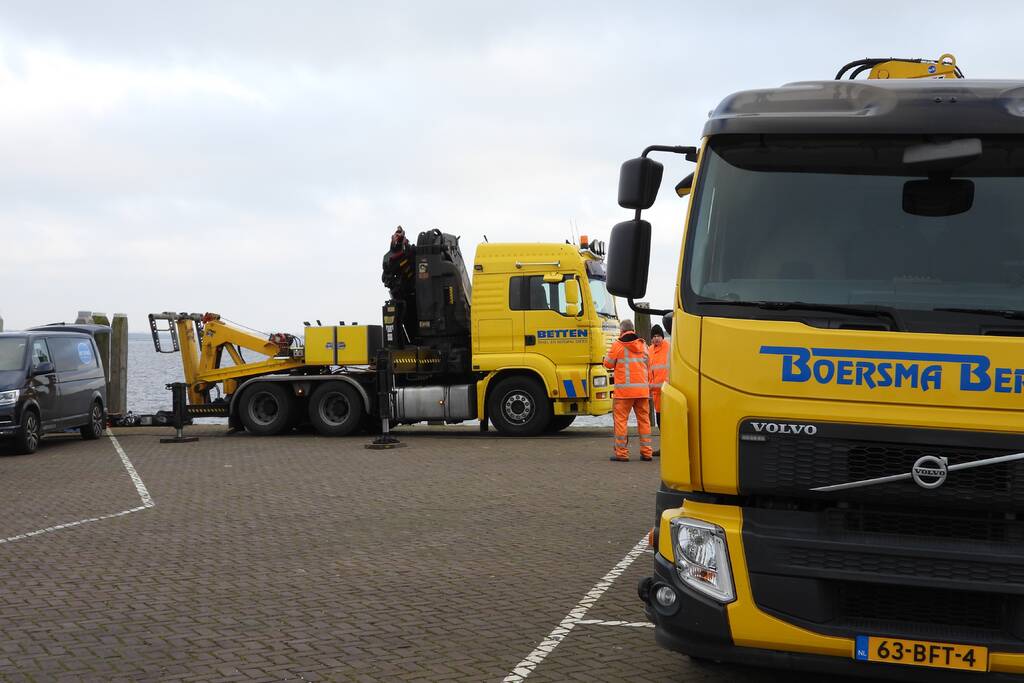 Bergingsactie voor te water geraakt auto