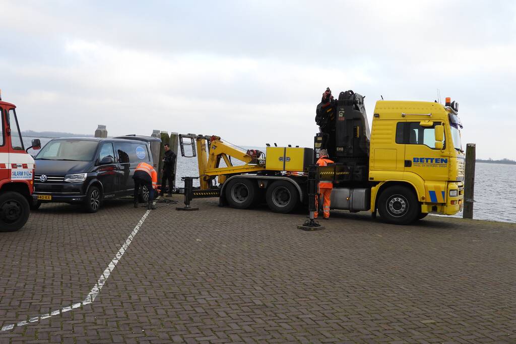 Bergingsactie voor te water geraakt auto