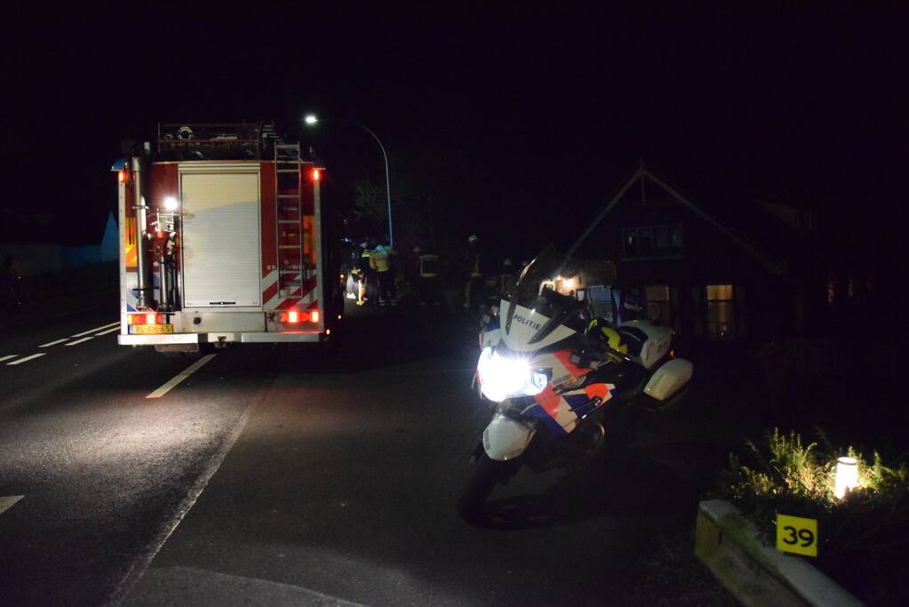 Auto met paardentrailer botst tegen huis.