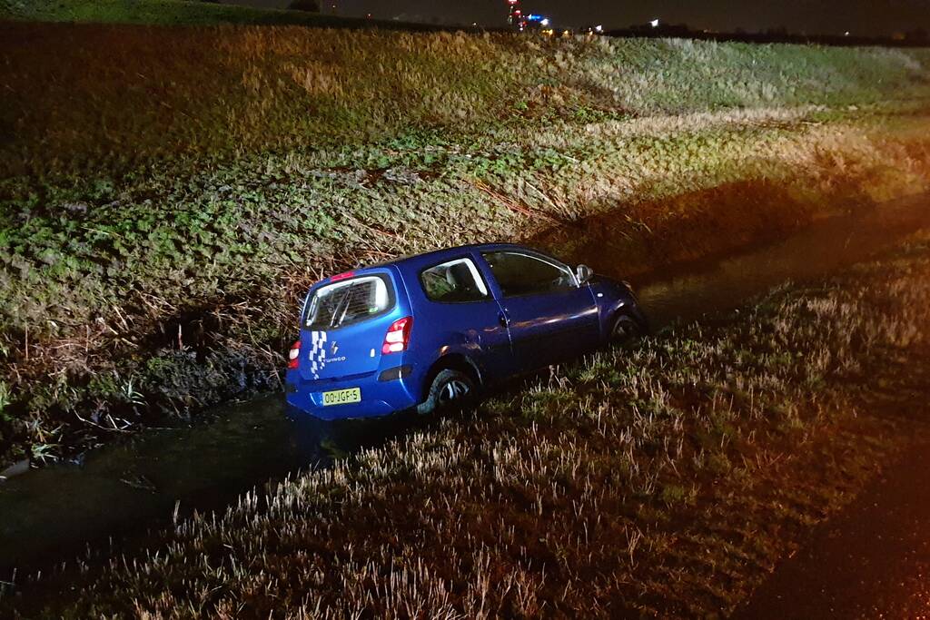 Personenauto belandt in de sloot