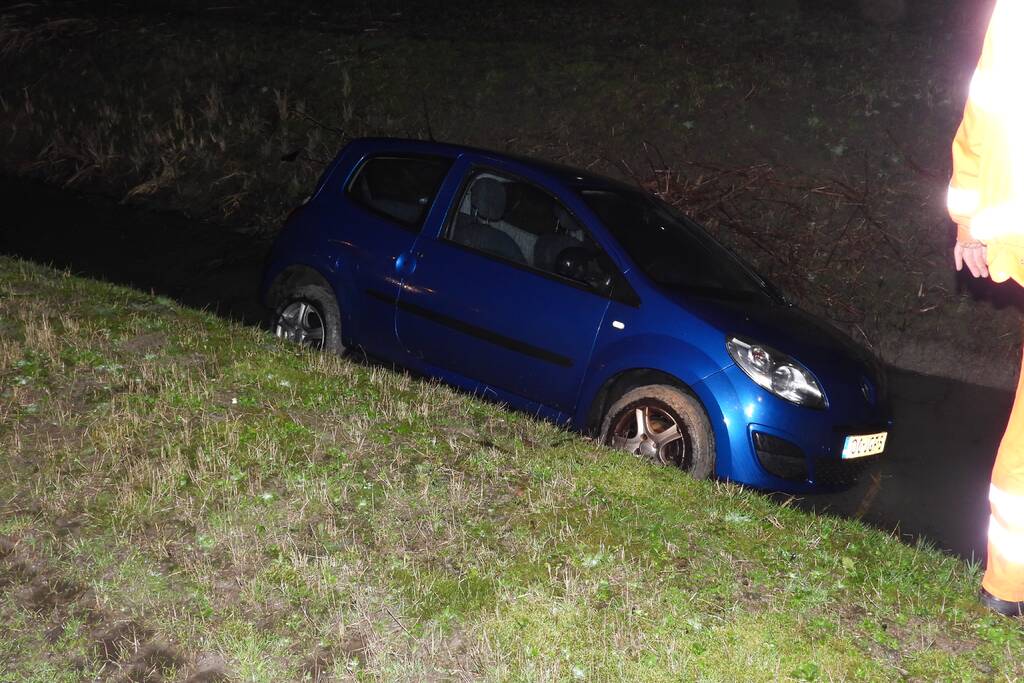 Personenauto belandt in de sloot