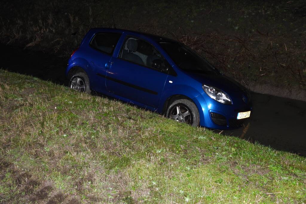 Personenauto belandt in de sloot