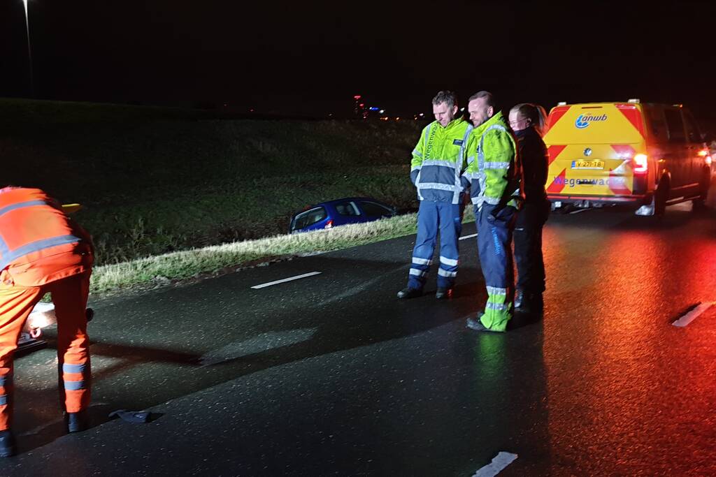 Personenauto belandt in de sloot