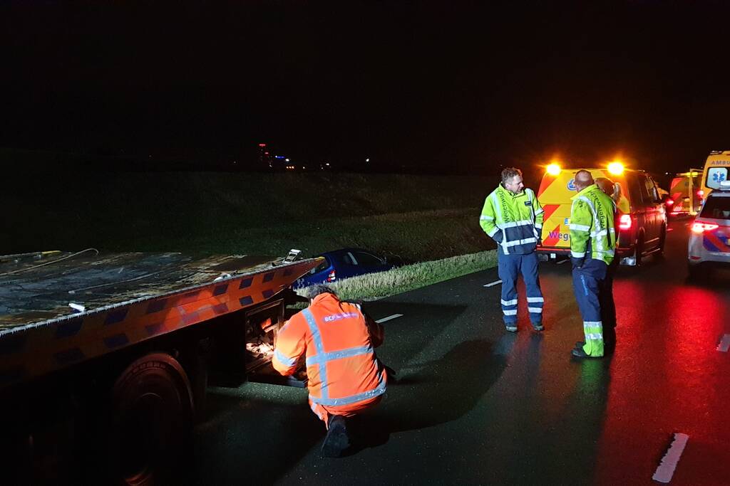 Personenauto belandt in de sloot