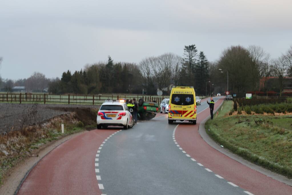 Auto vliegt over de kop op spekgladde weg