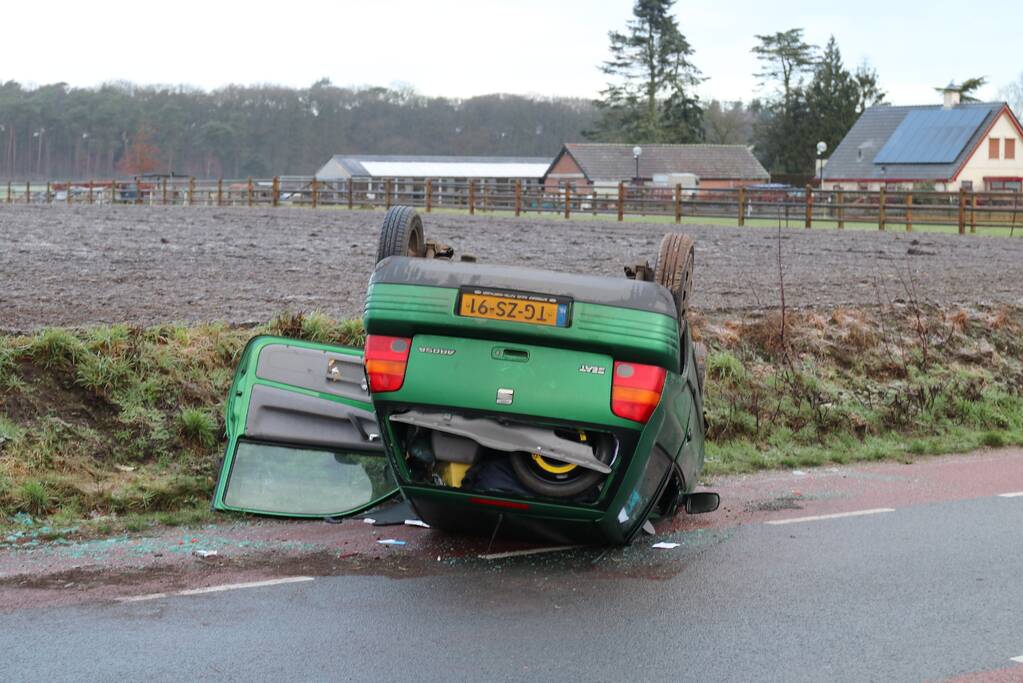 Auto vliegt over de kop op spekgladde weg