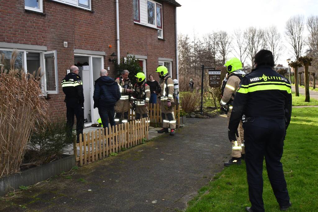 Politieagenten blussen brandende frituurpan