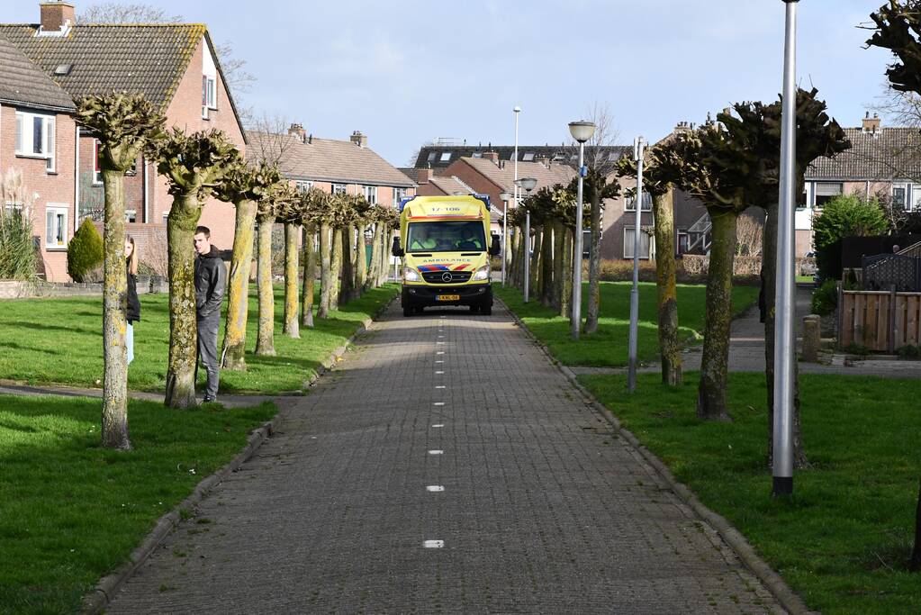 Politieagenten blussen brandende frituurpan