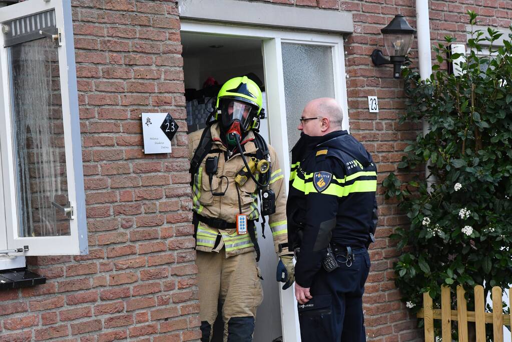 Politieagenten blussen brandende frituurpan