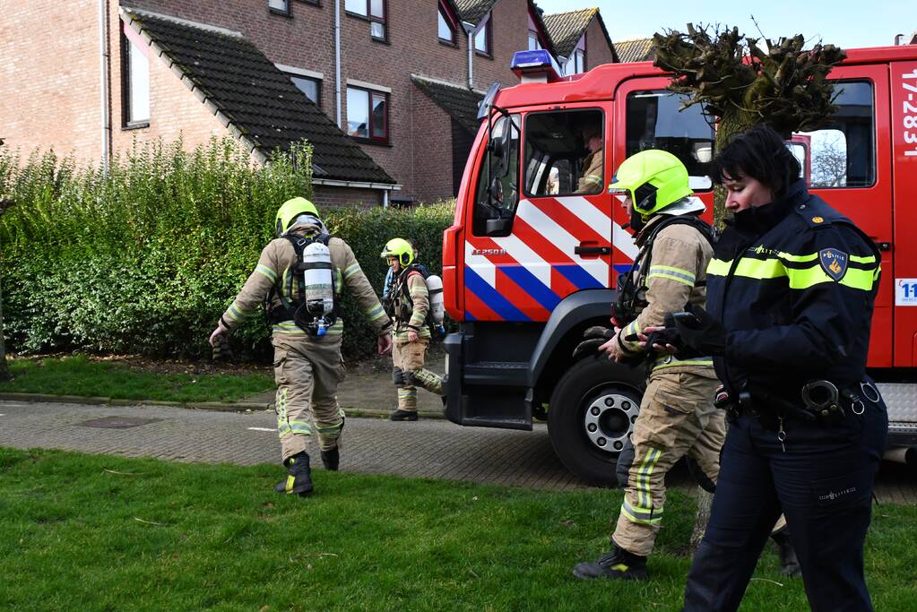 Politieagenten blussen brandende frituurpan