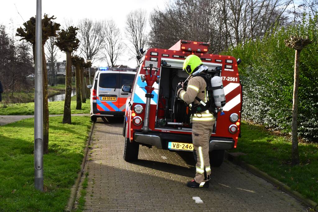 Politieagenten blussen brandende frituurpan