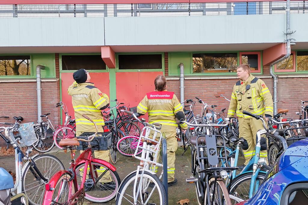 Benzinelucht op meerdere verdiepingen van flatgebouw