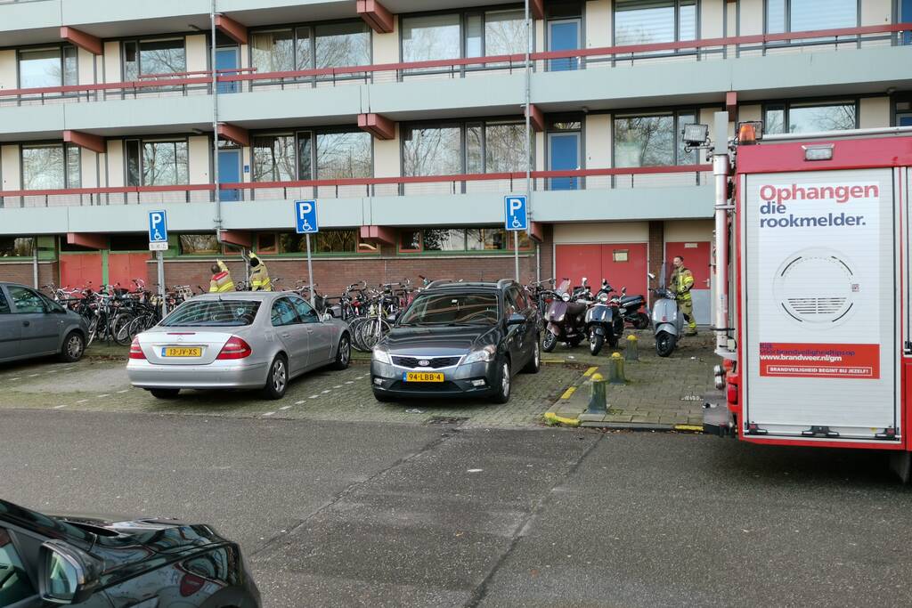 Benzinelucht op meerdere verdiepingen van flatgebouw