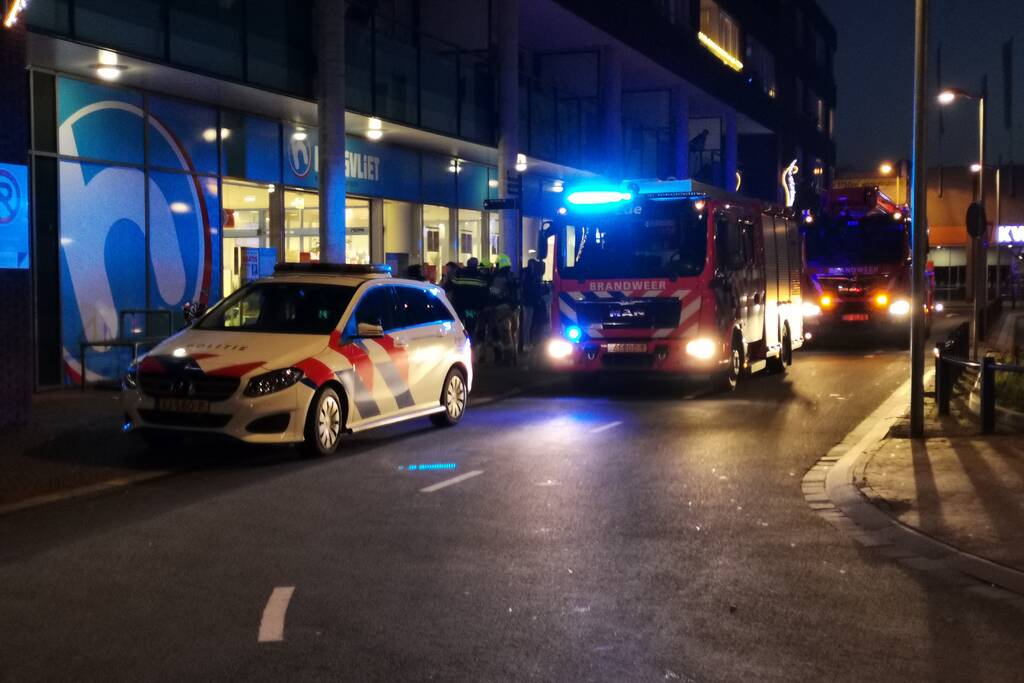 Supermarkt Hoogvliet vol rook na mogelijk brand