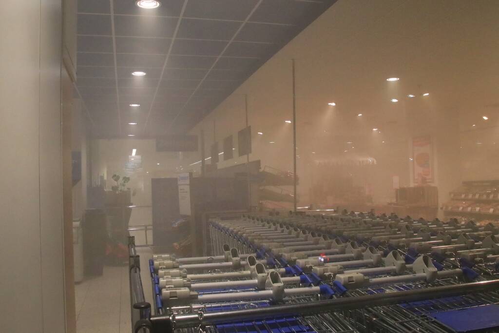 Supermarkt Hoogvliet vol rook na mogelijk brand