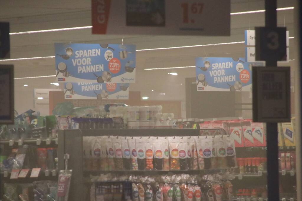 Supermarkt Hoogvliet vol rook na mogelijk brand