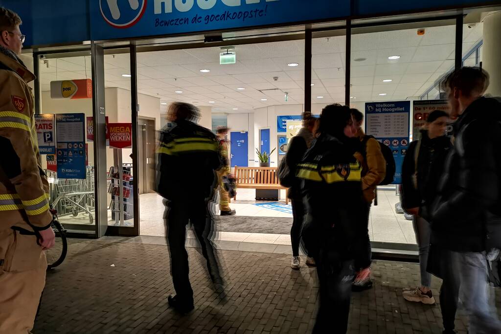 Supermarkt Hoogvliet vol rook na mogelijk brand