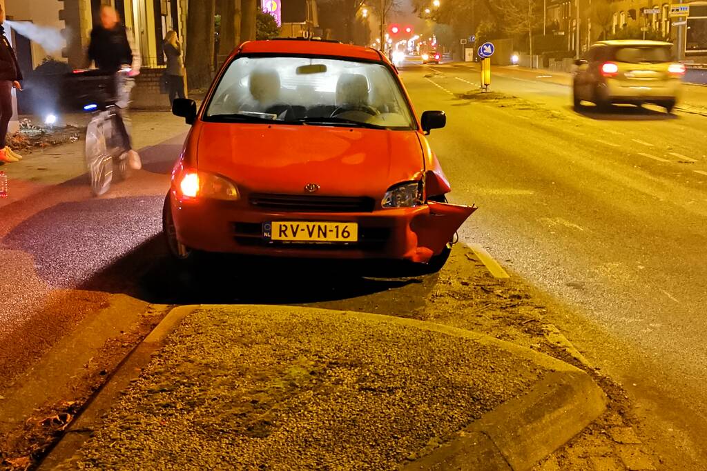 Verkeersborden uit de grond gereden bij aanrijding