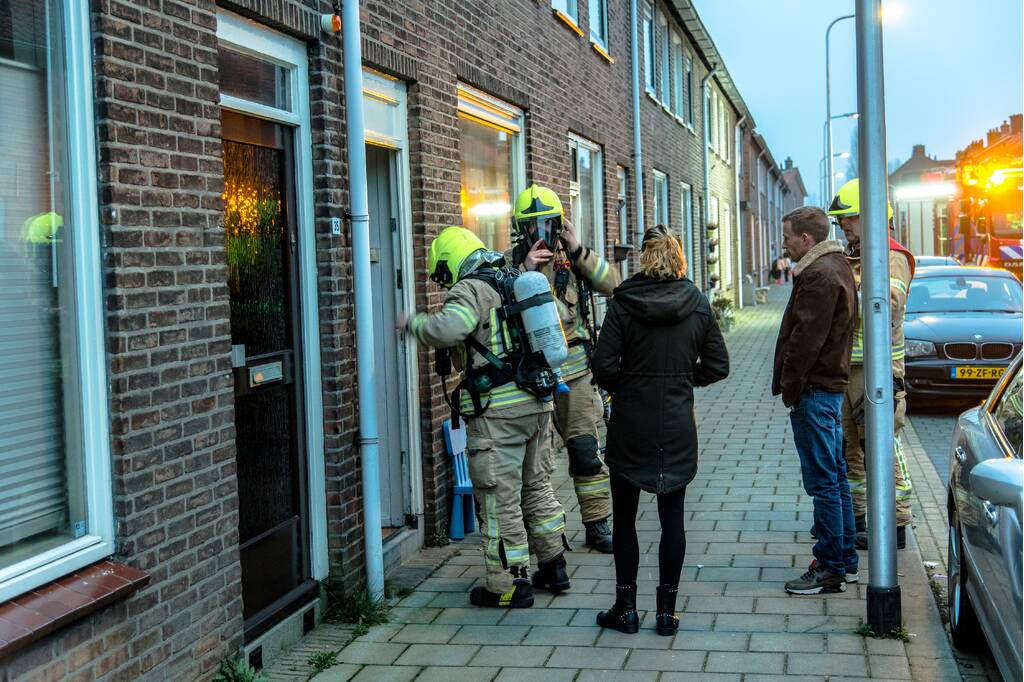 Brandweer onderzoekt benzinelucht in meerdere woningen