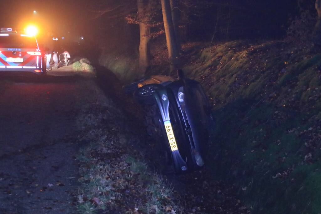 Auto belandt in de sloot