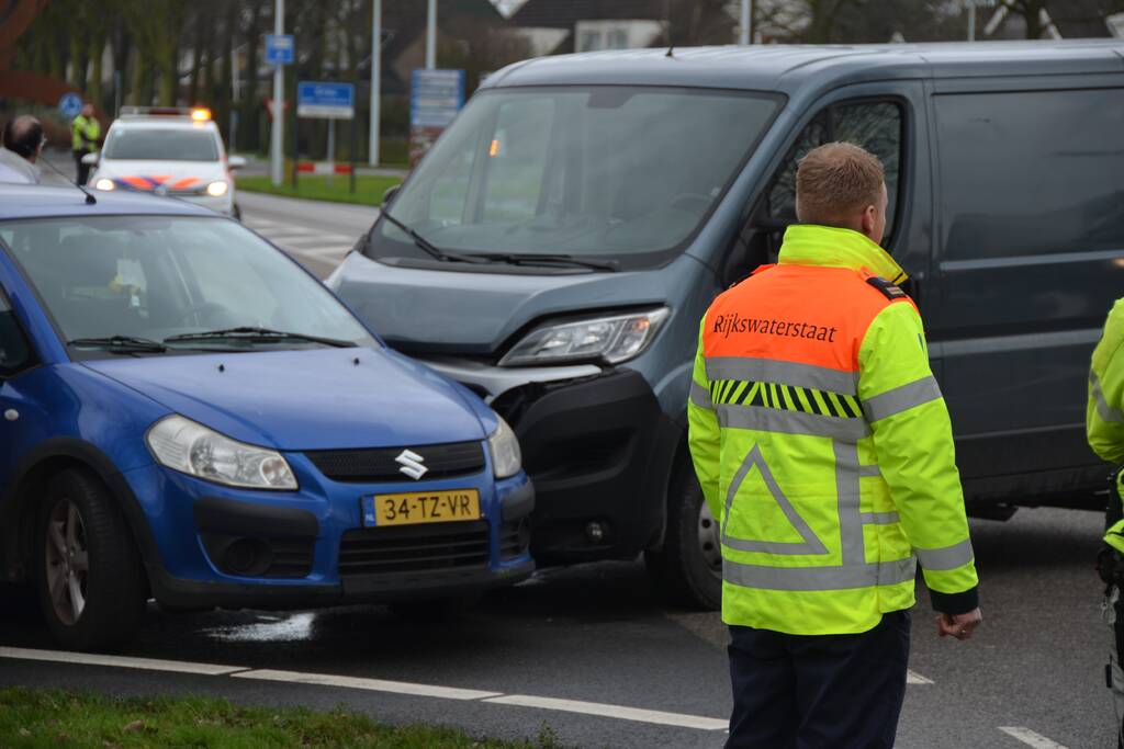 Bestelbus en auto botsen op kruising