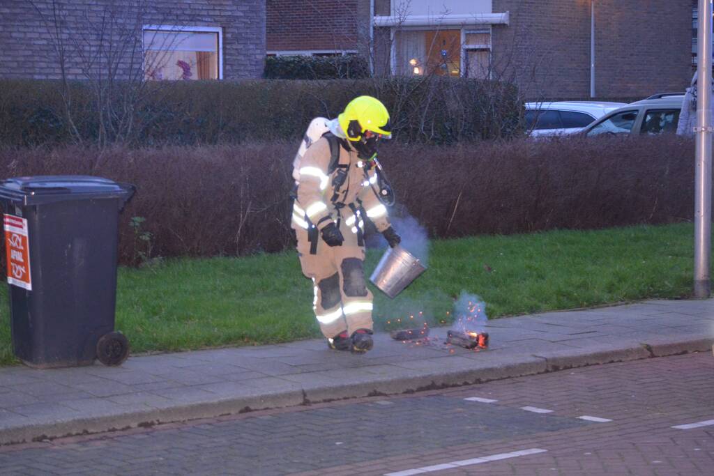 Brandweer veegt schoorsteen na schoorsteenbrand