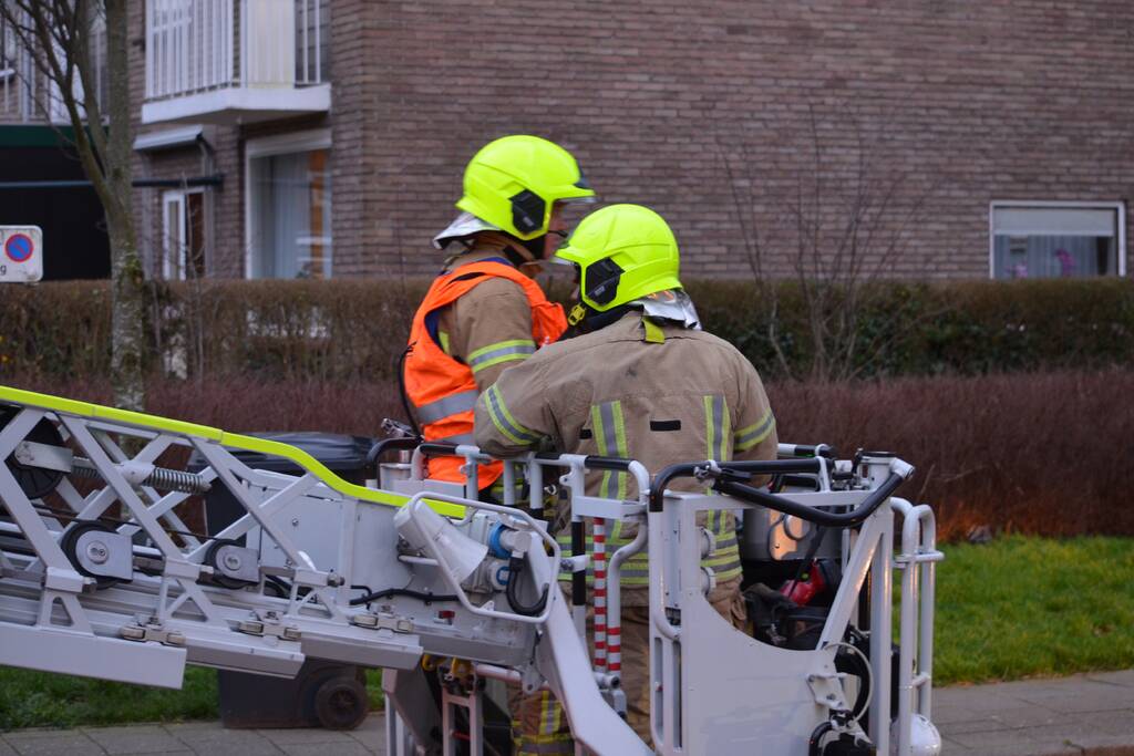 Brandweer veegt schoorsteen na schoorsteenbrand