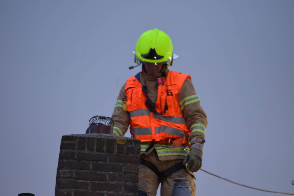 Brandweer veegt schoorsteen na schoorsteenbrand