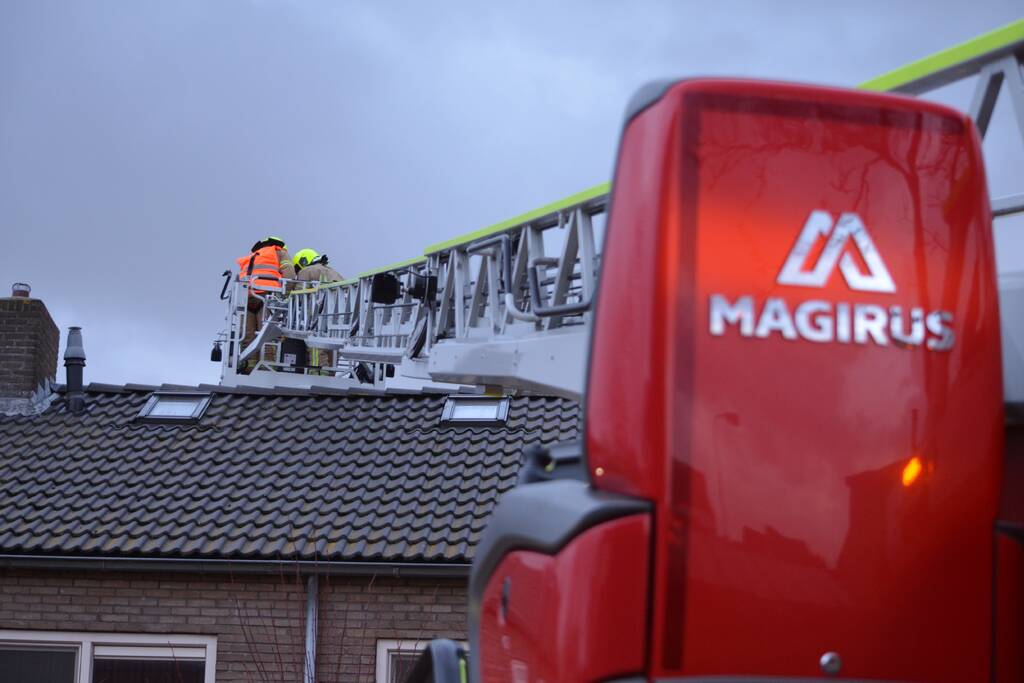 Brandweer veegt schoorsteen na schoorsteenbrand