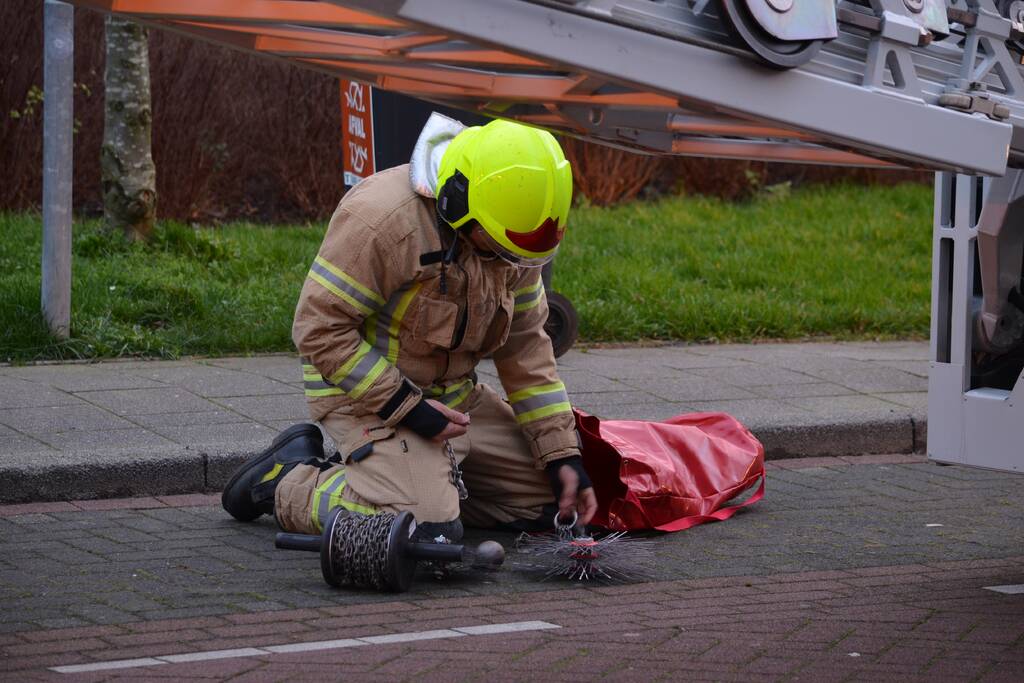 Brandweer veegt schoorsteen na schoorsteenbrand